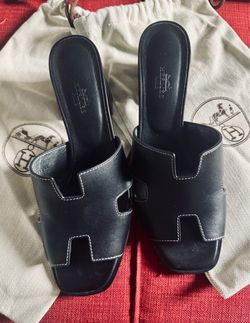 Hermès Oasis sandals in Noir