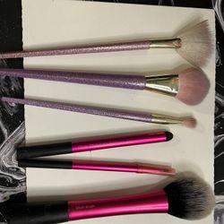 MAKEUP BRUSHES