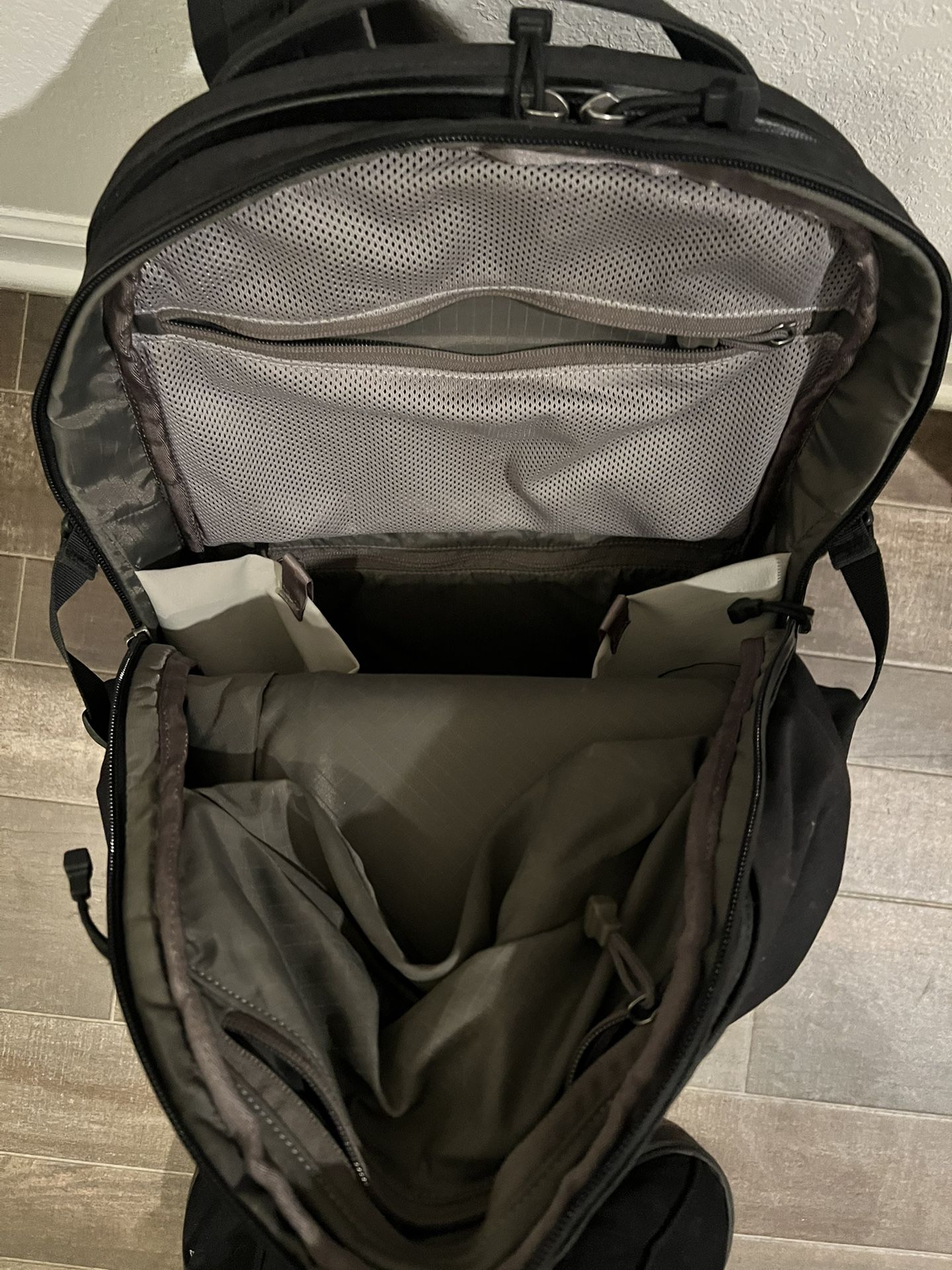 YETI Crossroads 27L Backpack Black