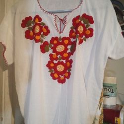 blusa  bordada de Mexico Talla  M es nueva