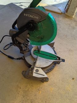 Hitachi Compound Miter Saw 10" missing dust bag and one screw front