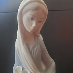 Lladro "Girl With Lilies Sitting" Collectible Figurine