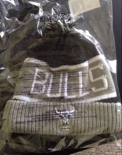 CHICAGO BULLS, BLACK HAWKS, WHITE SOX SNAP BACKS AND BEANIE