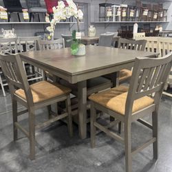 5 PIECE COUNTER HEIGHT DINETTE SET. Includes: Counter table & 4 counter height chairs.