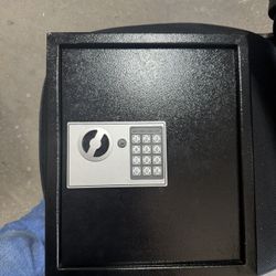 Safe w/ Key & Keypad