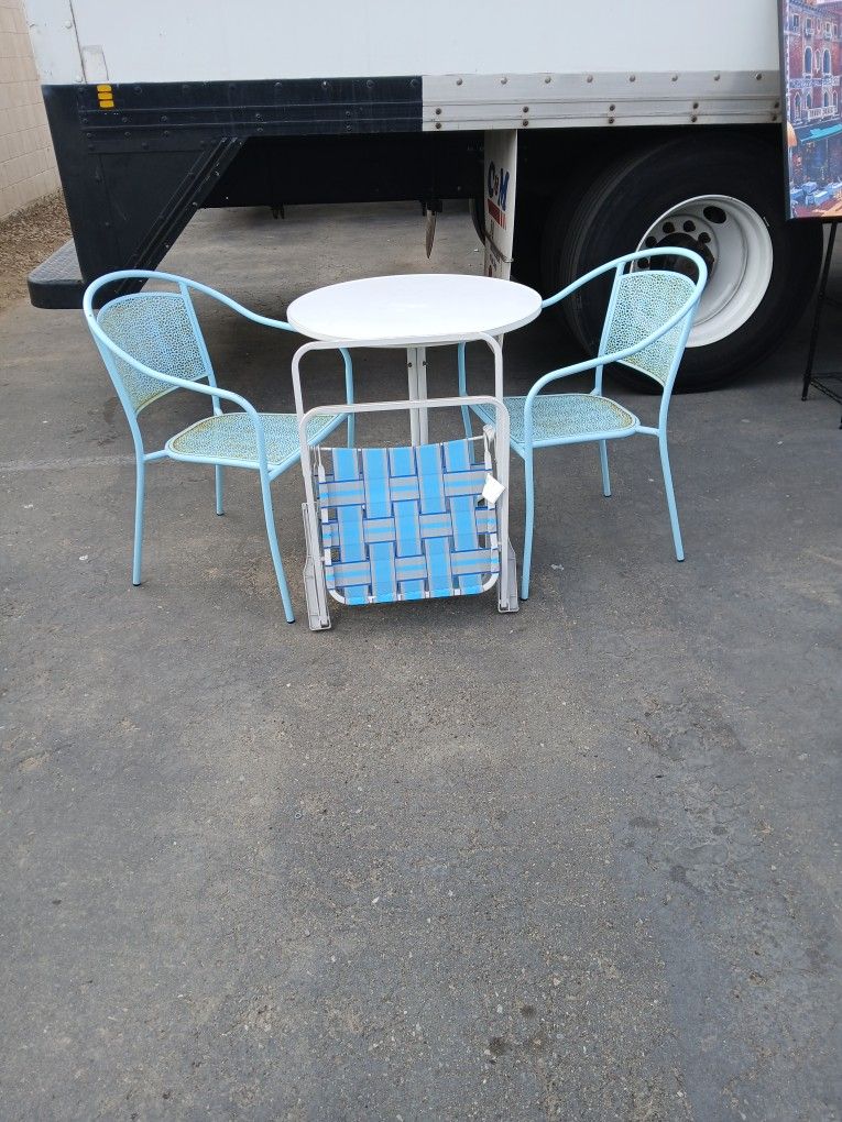 2 Chairs/table