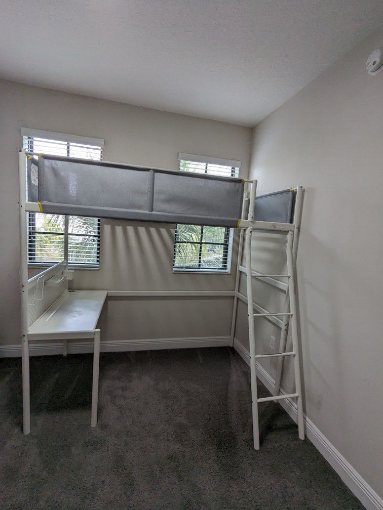 Loft Bed With Desk and Accessories / Cama alta con escritorio y accesorios.