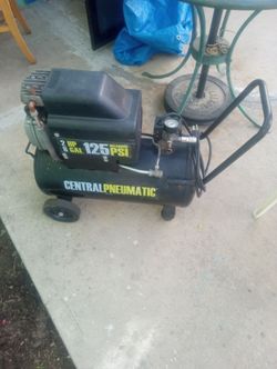 Good central pneumatic 8 gal air compressor works good turns on  and off wen it's supposed too