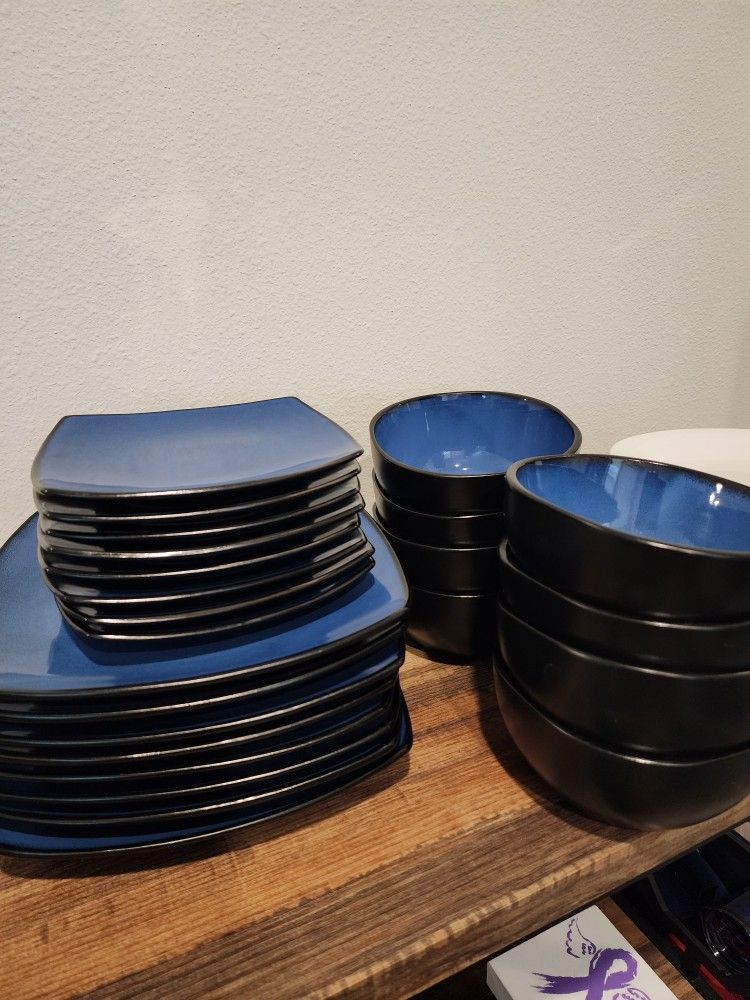 8 Piece Dinner Dishware Set