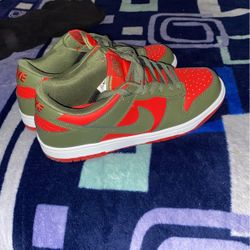 New Nike Dunks Red Green Size 9-9.5