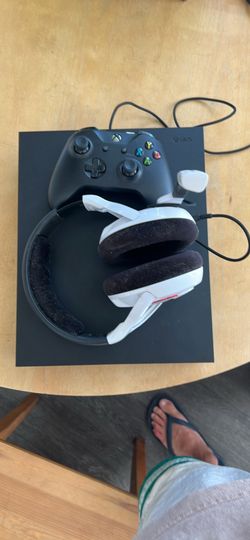 X Box One X w/controller + Headphones