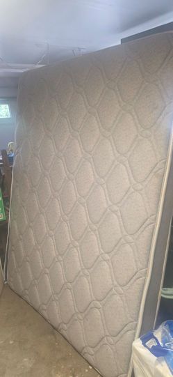 Queen matresses and boxspring