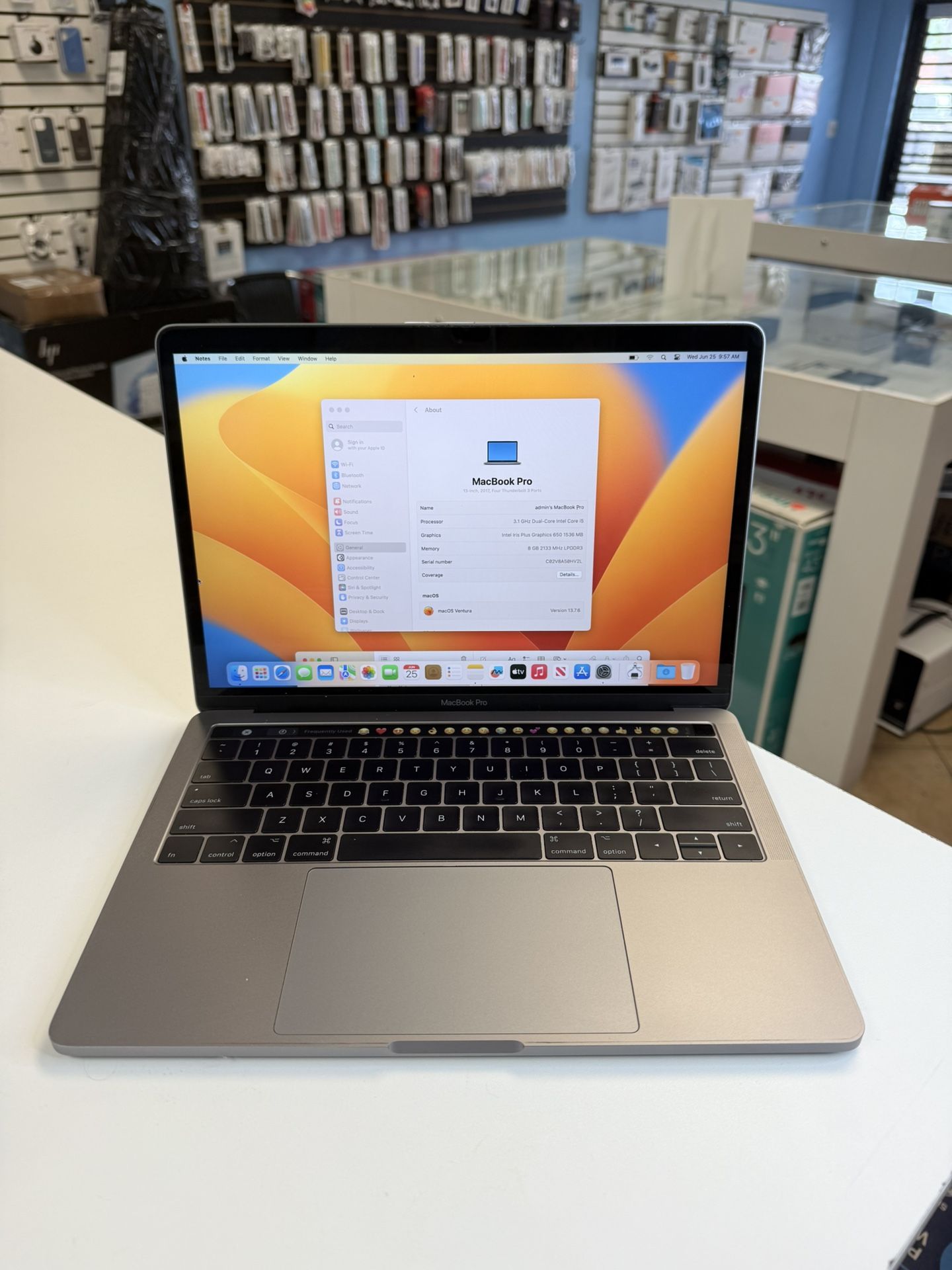 MacBook Pro 13inch Touchbar 8GB 256ssd with Final Cut Pro & Logic Pro X