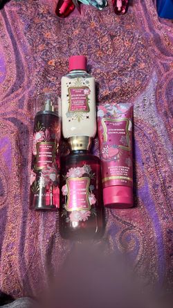 Bath and Body Works Women’s STRAWBERRY SNOWFLAKES fragrance set