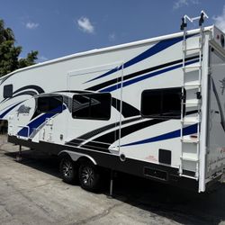 2013 Eclipse 32ft Attitude L28SAG - Auto Leveling, Solar