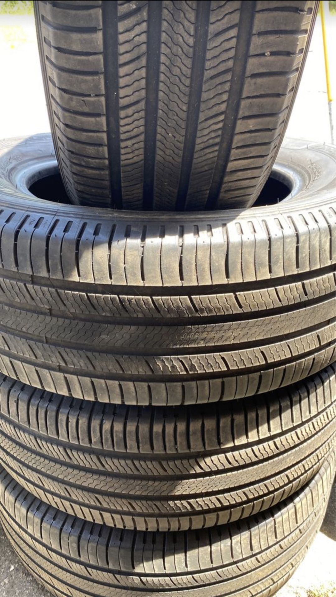 Tires: 265-60-18 Michelin Premier LTX