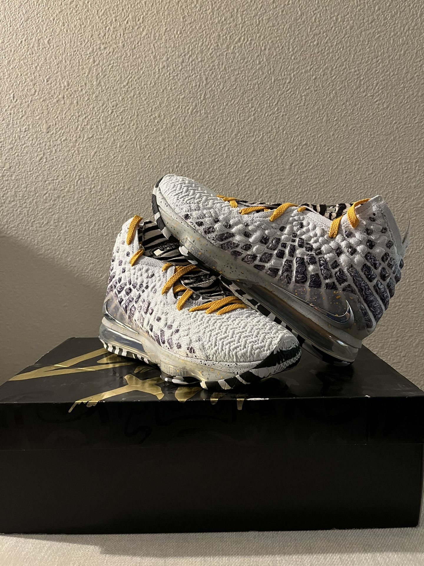 Nike Lebron 17 Bron 2k Playoffs Size 8