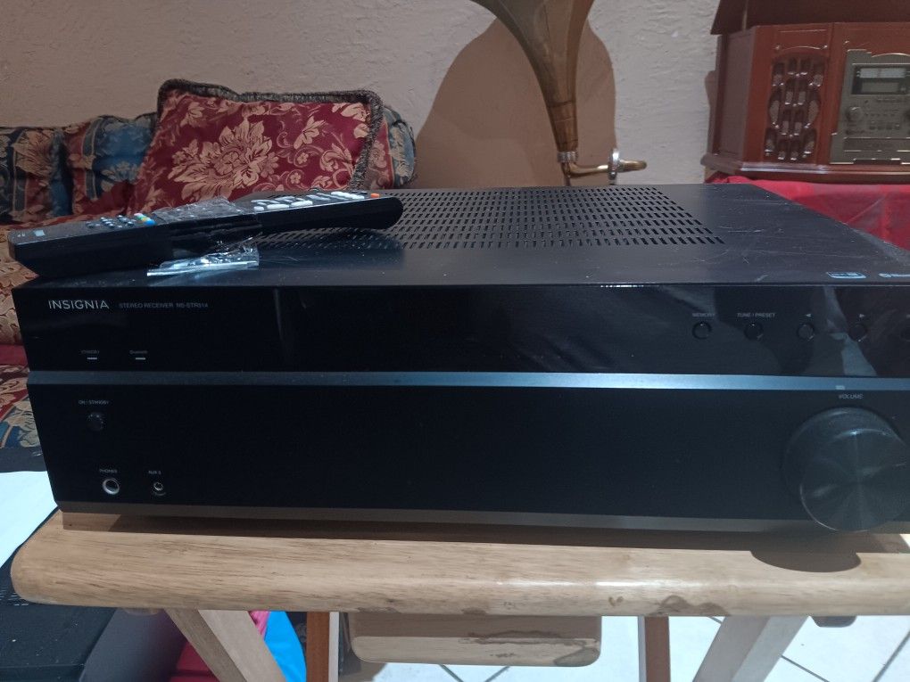INSIGNIA STEREO RECEIVER MODEL NS-STR14. 230 WATT WITH REMOTE CONTROL AND BLUETOOTH. LIKE NEW