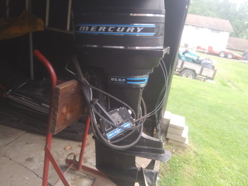 Mercury 85 HP Bin Siting For A Few Years Removed. From Boat Bad Transit Rotted