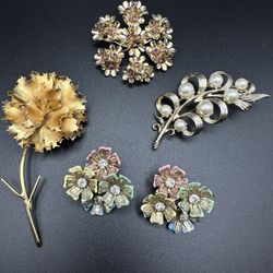 Vintage Giovanni Coro Lisner Faux Pearls Enamel Flowers Brooch And Earrings Set