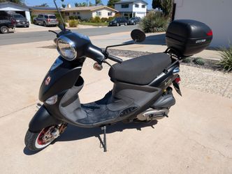 2009 Genuine Buddy 150cc BlackJack Limited Edition Scooter - LOW MILES! (Trunk + Helmet Included!)