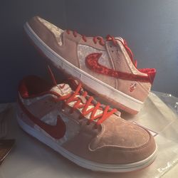 Nike dunk low sb x Strange Love Valentines Day  Size 13.5