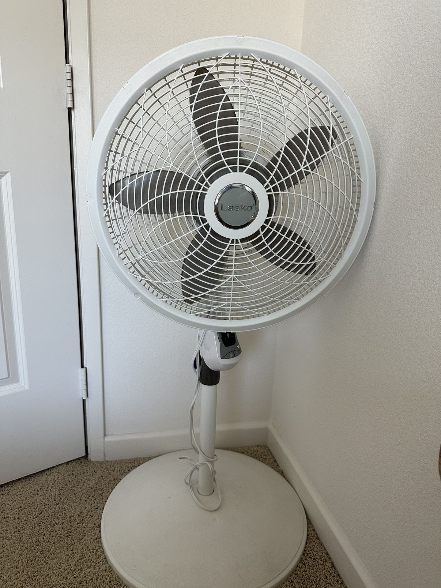 Lasko 18" Oscillating 3-Speed Elegance & Performance Pedestal Fan, 1820, White