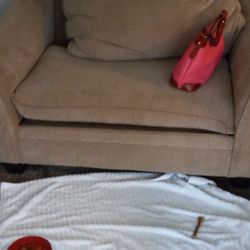Sofa CHAIR FOR SALE MOVING AND CANNOT TAKE IT WITH ME 