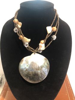 Stunning and Rare clam seashell w MOP iridescence Chico’s prosperity necklace