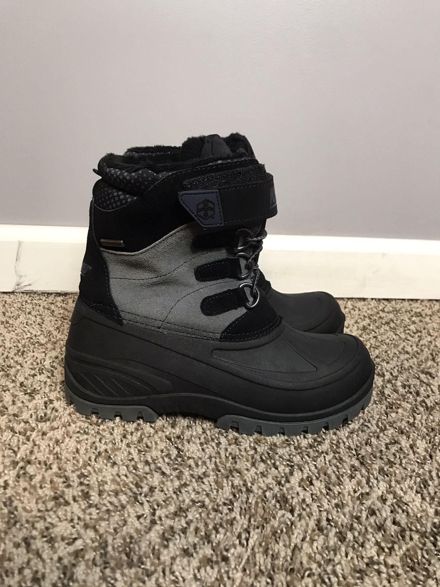 Khombu Kids Snow Tracker Waterproof Winter Boot Pre/Grade School Shoes Size 4M Pre-owned gently used