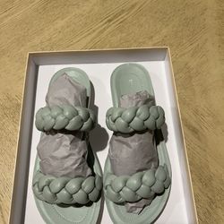 New Women’s Sandal Size 7.5