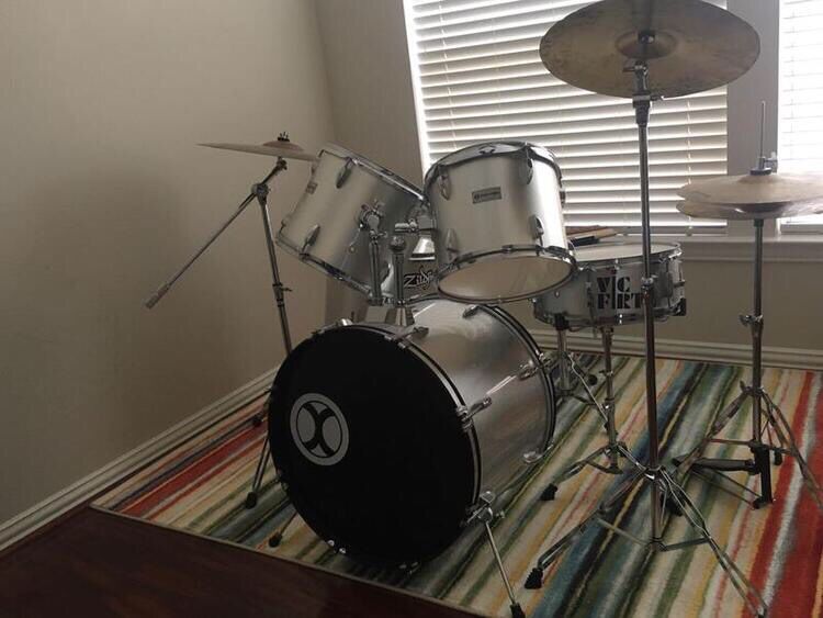 Drum set must go soon!! Slightly used, in great conditions, perfect for beginners.