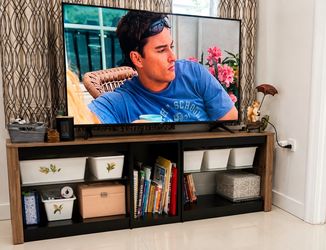 55” Hisense Smart TV + TV Stand (tv y mesa)