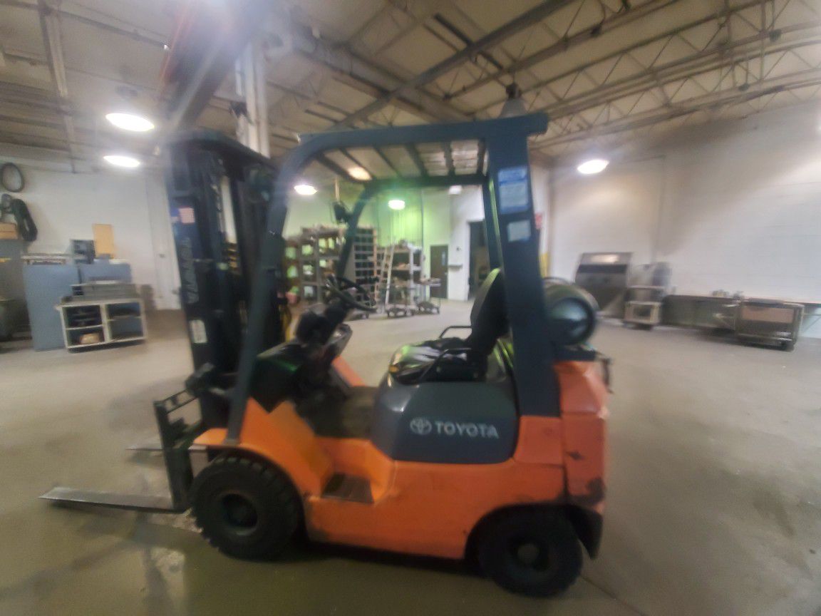 2004 Toyota  7FGU15 3,000 Lbs Solid Pneumatic  Forklift