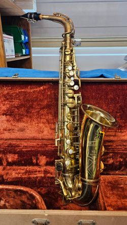HOLTON COLLEGIATE ALTO SAXOPHONE WITH PADDED CASE