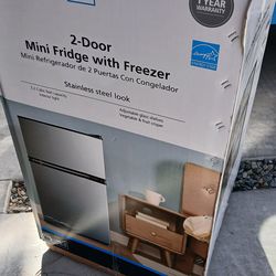 Mini fridge- Open box -New