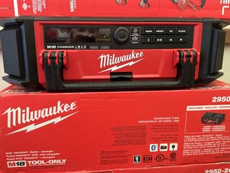 Milwaukee M18 Lithium-Ion Cordless PACKOUT Radio/Speaker with Built-In Charger