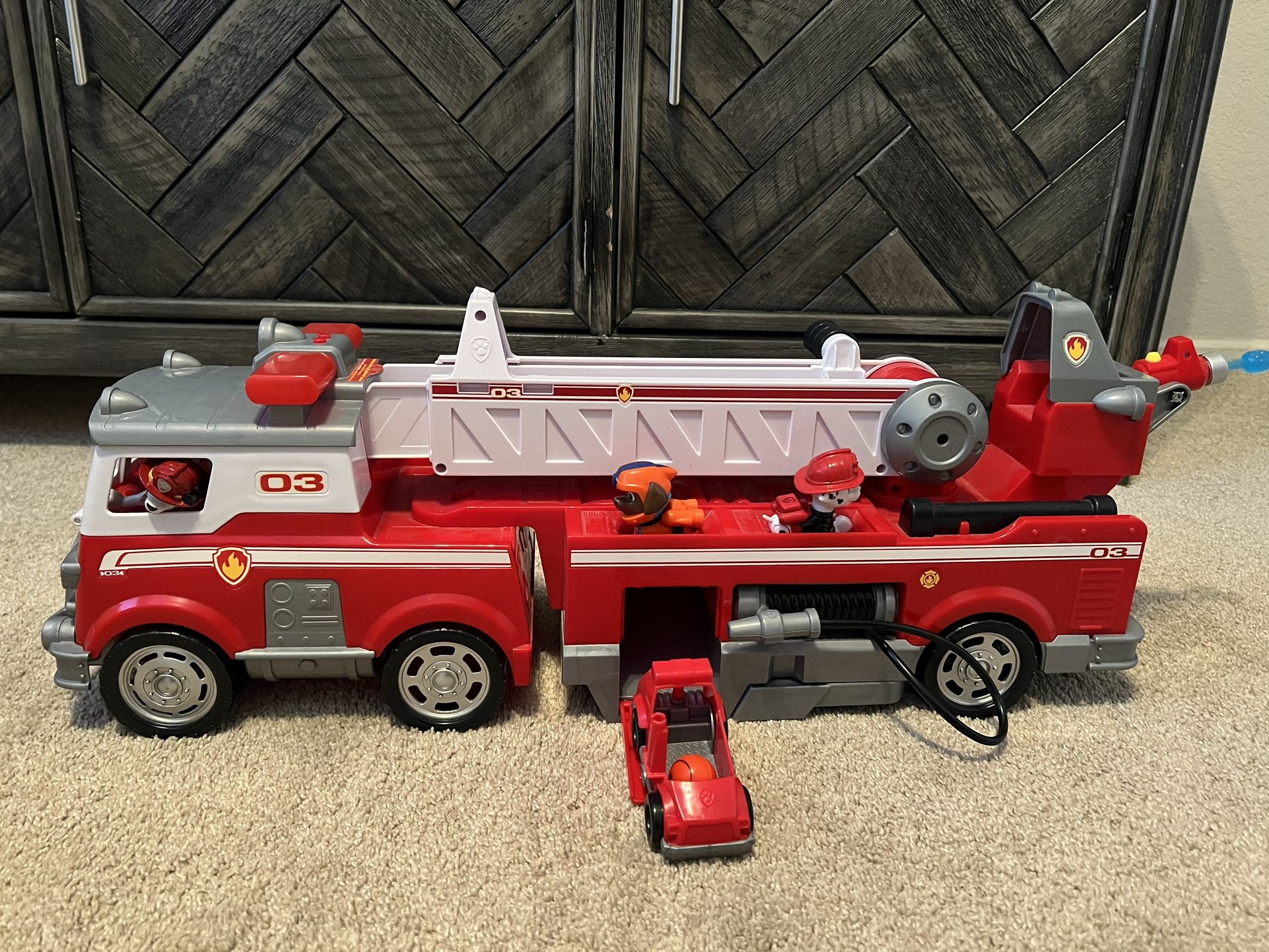 Paw Patrol Ultimate Rescue Ultimate Fire Truck with Extendable 2 ft. Tall Ladder