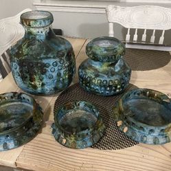 Raymor Sea Garden 5 piece set designed by Alvino Bagni for Raymor, an Italian art pottery company Condition is great although there is some broken pie