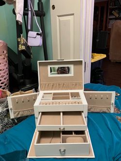Jewelry box w mirror and drawers