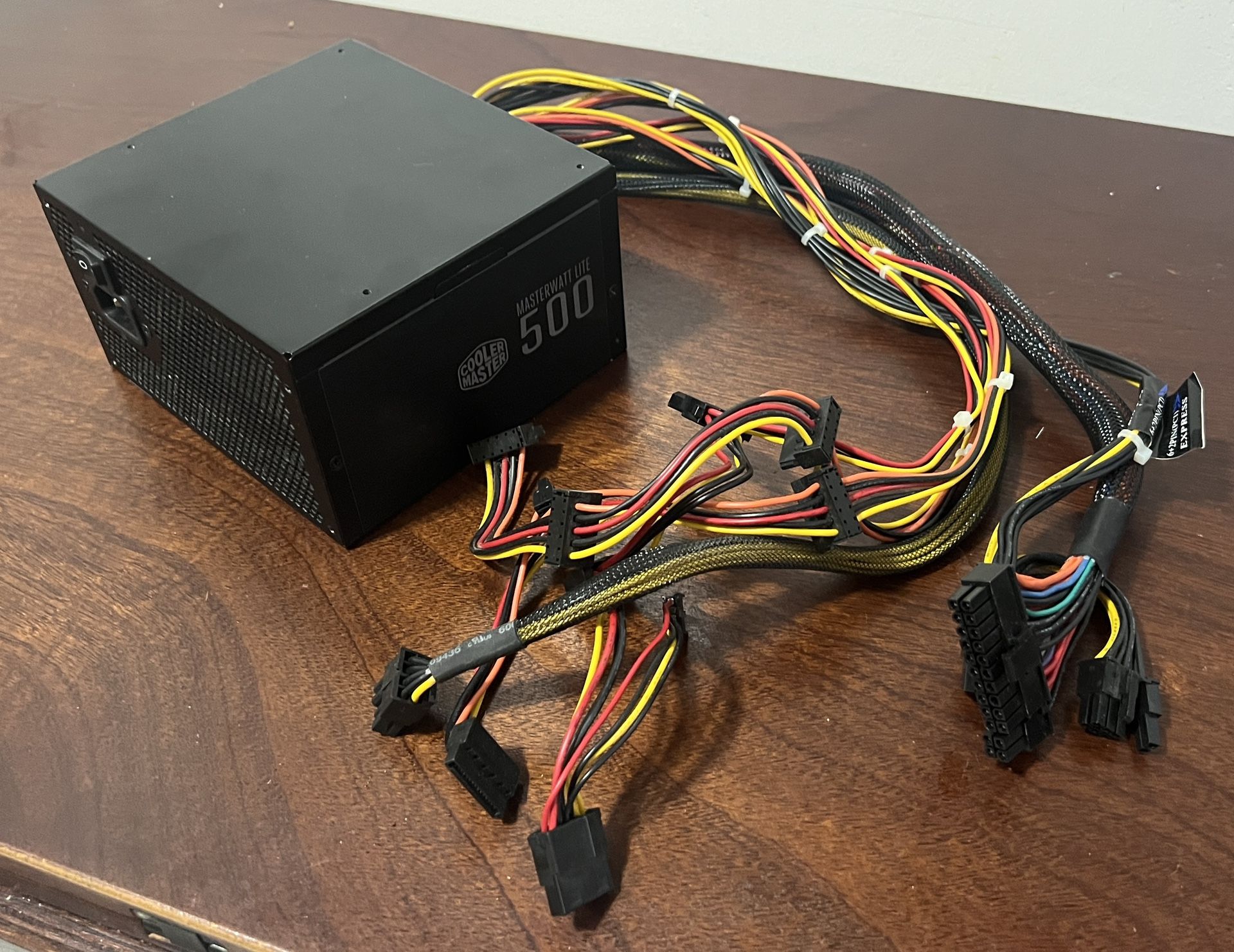 Black Cooler Master Masterwatt lite 500