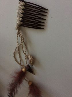 Hair clip with shells and feathers