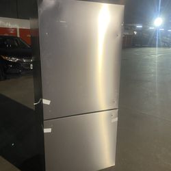 New Scratch & Dent. Hisense 17.2-cu ft Counter-depth Bottom-Freezer Refrigerator (Fingerprint Resistant Stainless Steel) ENERGY STA$575.00 O.B.O.