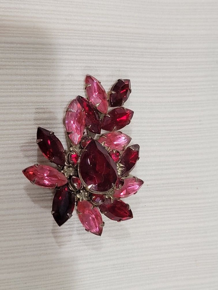 Vintage Brooch Leaf Shape