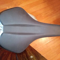 LIV{black leather streamline bicycle saddle}