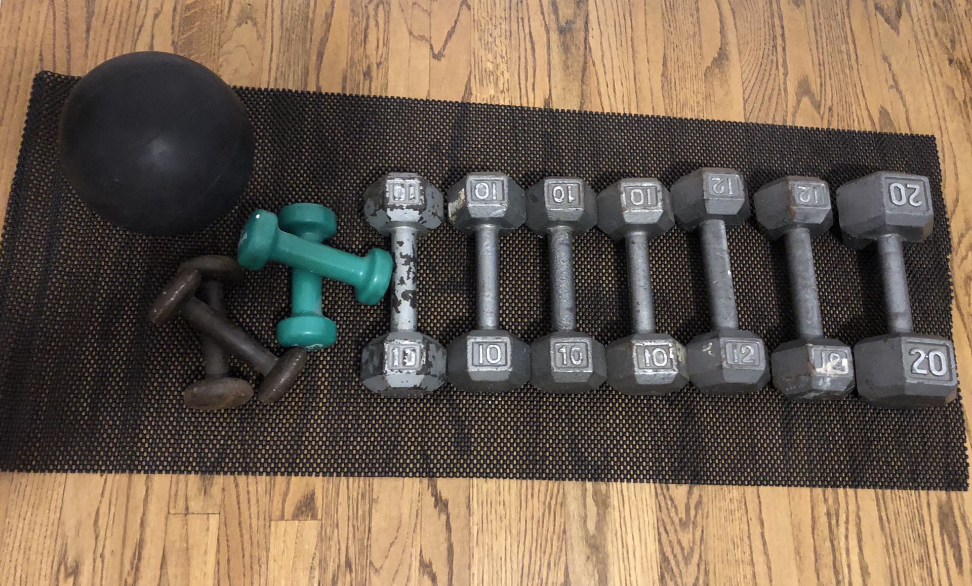 Dumbbells - 2 sets of 3lb weights, 2 sets of 10 lb weights, 1 set of 12 lb weights and a 20 lb weight. Additional clip to workout legs and wgt ball