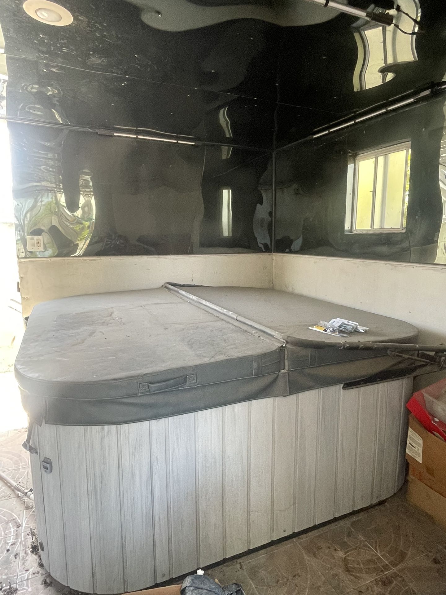 Everyday Hot Tubs Jacuzzi 8X8ft. 