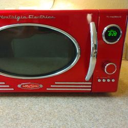 Nortalgia Electrias Retro Series 800Watt Microwave  First $60.00 It's Yours...