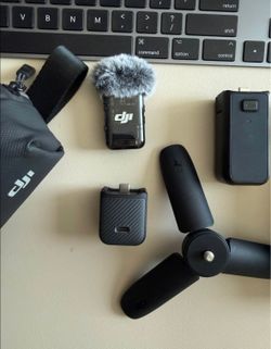Dji osmo pocket 3 camera with Mic and tripod - creator kit