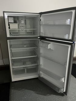 LG Stainless Steel Top-Freezer Refrigerator – Clean & Works Great